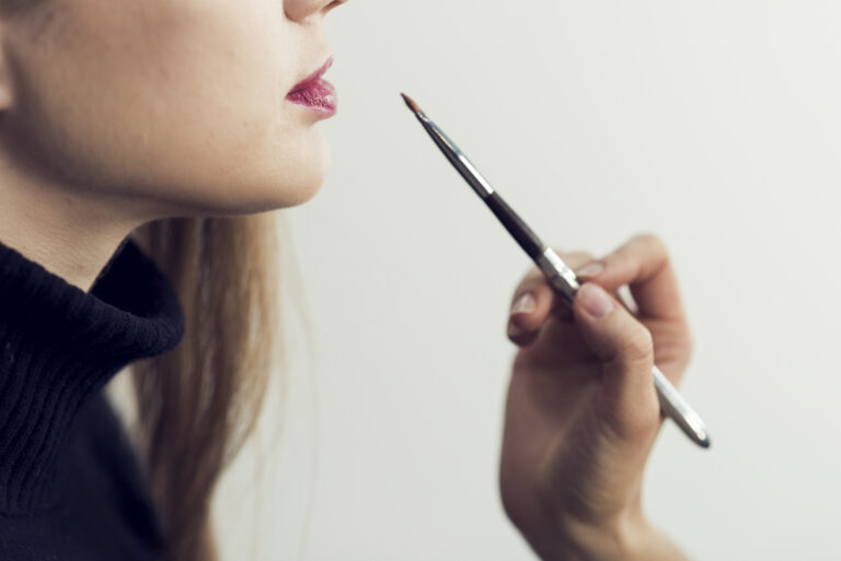 labios-pintados-mano-de-modelo-anonimo