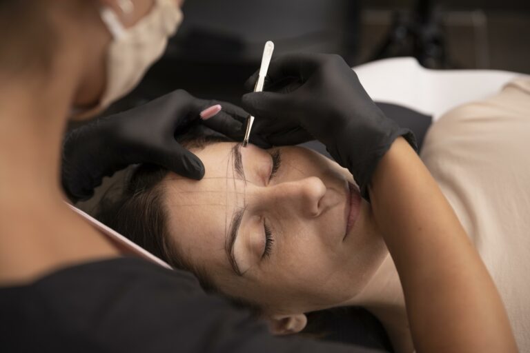 mujer-pasando-por-un-tratamiento-de-microblading (1)